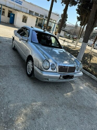 Mercedes E 280-1