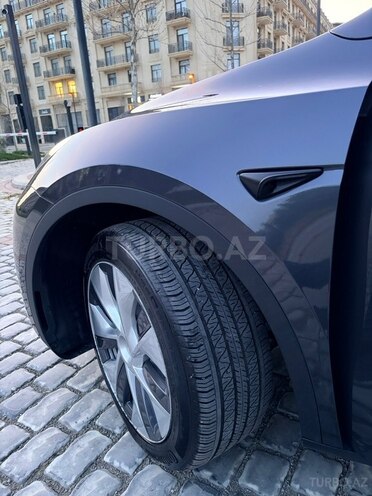 Tesla Model Y-5
