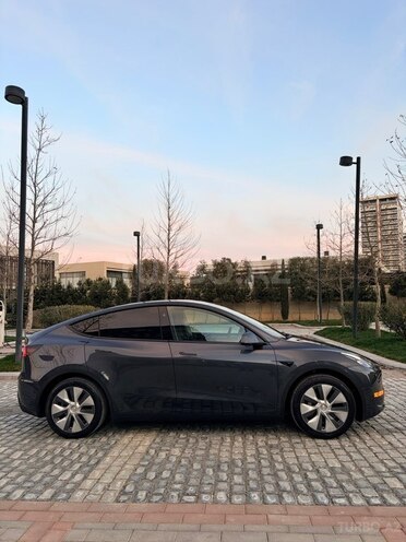 Tesla Model Y-8
