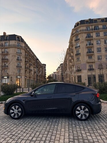 Tesla Model Y-7