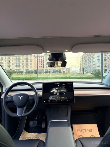 Tesla Model Y-4