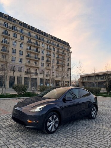 Tesla Model Y-9