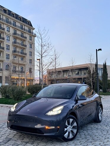 Tesla Model Y-1