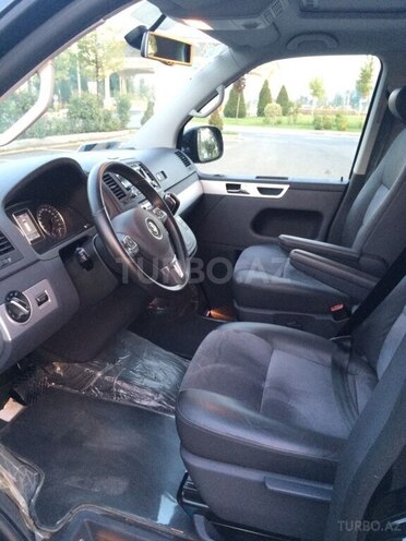 Volkswagen Multivan-8