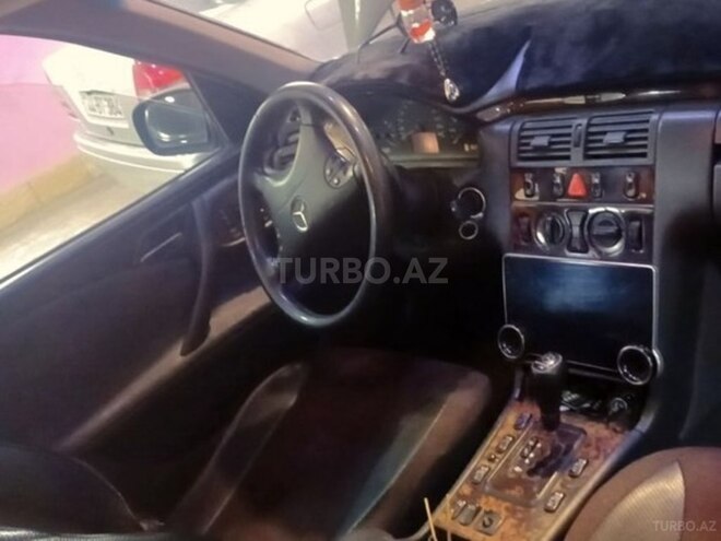 Mercedes E 240-8