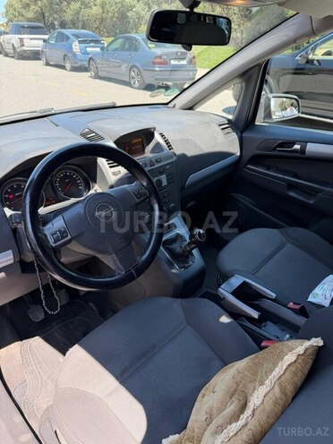 Opel Zafira-5