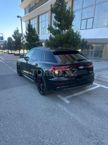 Audi Q8-19