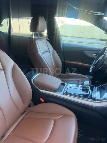 Audi Q8-13