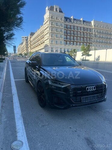 Audi Q8-1