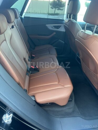 Audi Q8-16