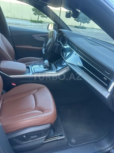 Audi Q8-12