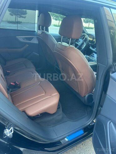 Audi Q8-11