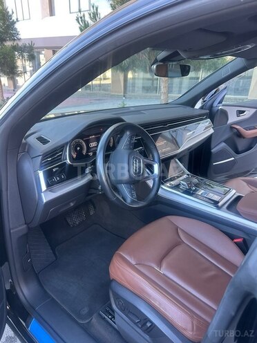 Audi Q8-6