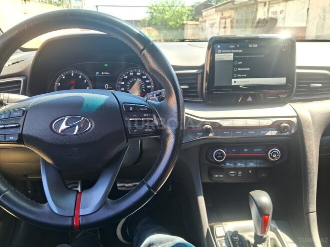 Hyundai Veloster-17