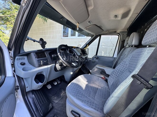 Ford Transit-9