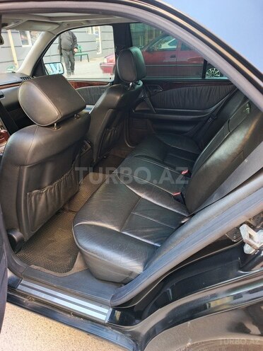 Mercedes E 280-11