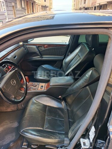 Mercedes E 280-9