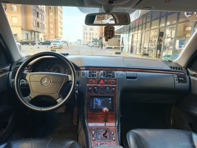 Mercedes E 280-10