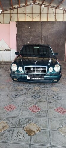 Mercedes E 230-1