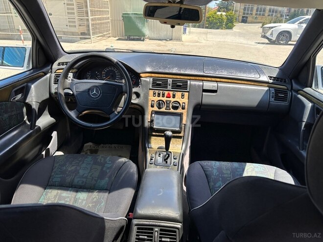 Mercedes E 320-11