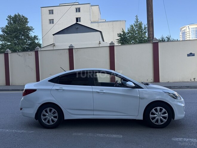 Hyundai Accent-2