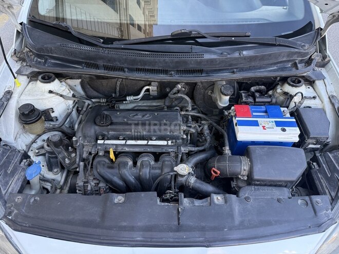 Hyundai Accent-12