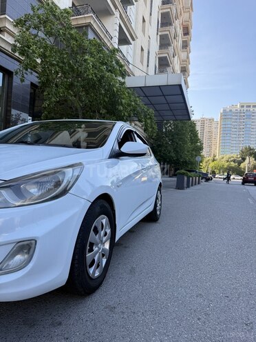 Hyundai Accent-4