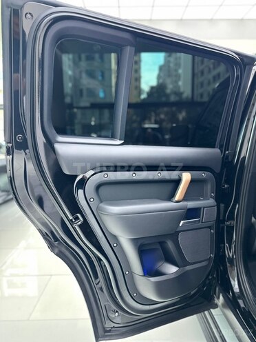 Land Rover Defender-9