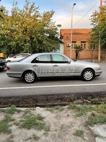 Mercedes E 280-3