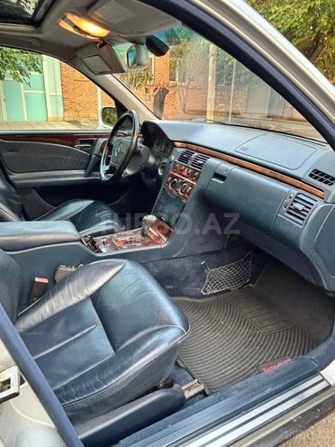 Mercedes E 280-9