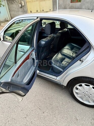 Mercedes E 280-11