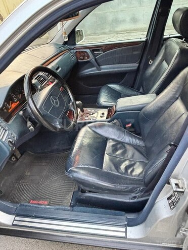 Mercedes E 280-12