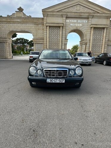 Mercedes E 230-1