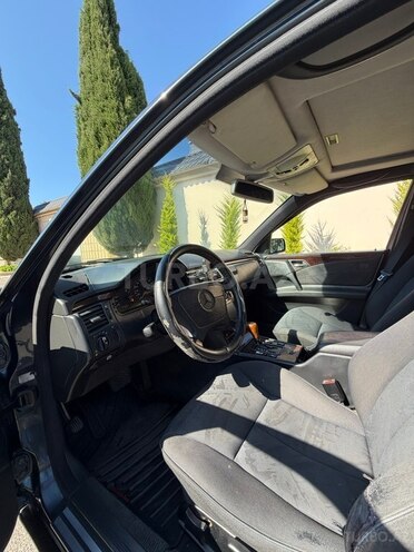 Mercedes E 230-5