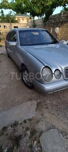 Mercedes E 230-1