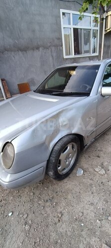 Mercedes E 230-2
