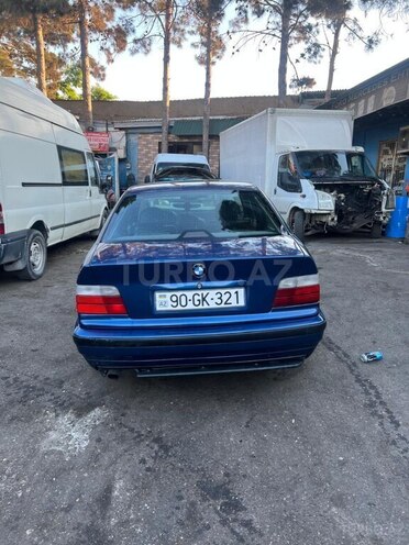 BMW 320-3