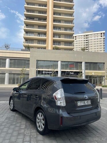 Toyota Prius V-8