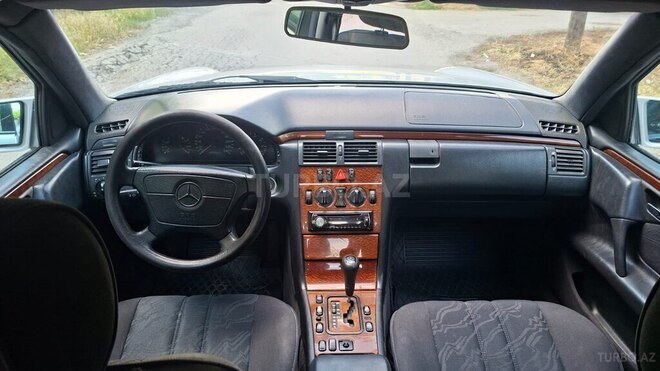 Mercedes E 240-9