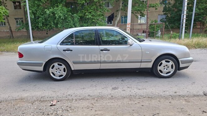 Mercedes E 240-11