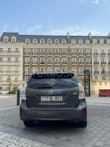 Toyota Prius V-10