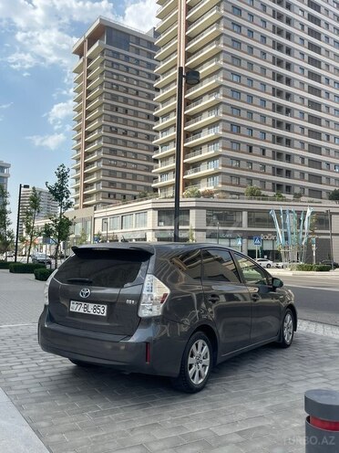 Toyota Prius V-9