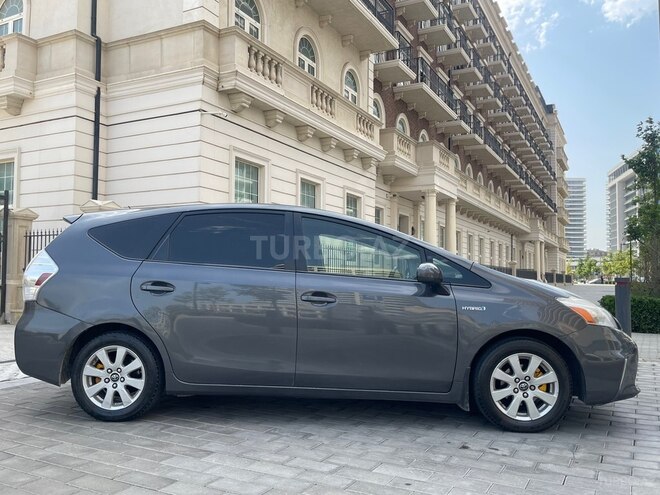 Toyota Prius V-7
