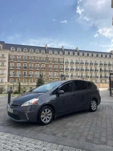 Toyota Prius V-1