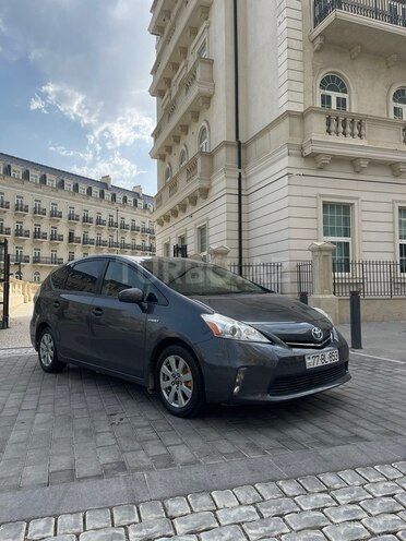 Toyota Prius V-3