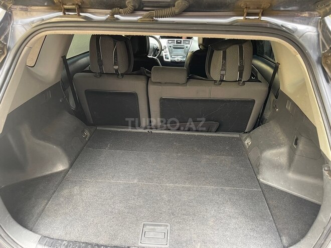 Toyota Prius V-13
