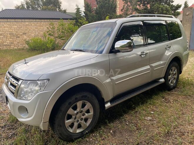 Mitsubishi Pajero-4