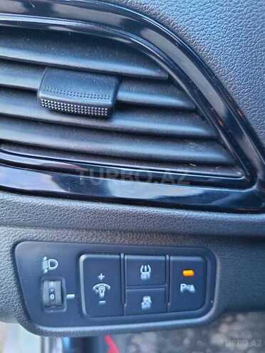 Hyundai Accent-12