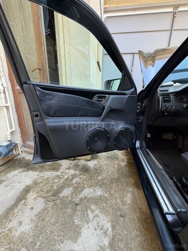 Mercedes E 240-11