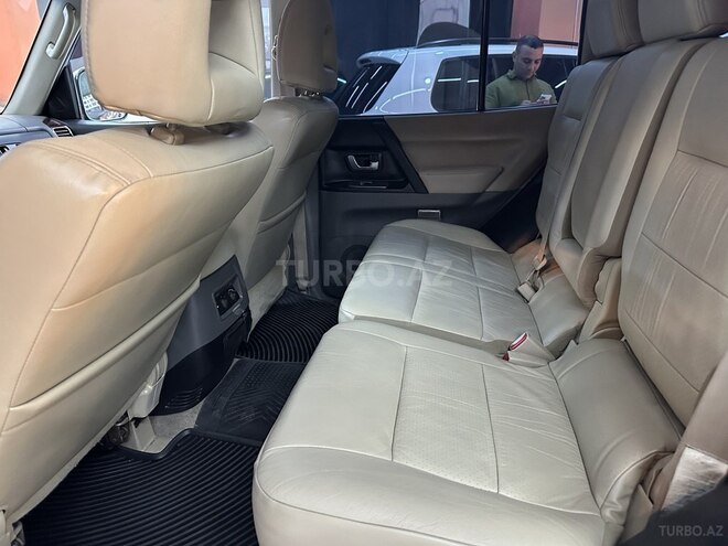 Mitsubishi Pajero-12